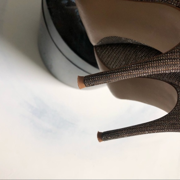 Carlos Santana Sparkly Gold Holiday Pointed Heels - Picture 7 of 8